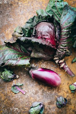 Kırmızı lahana, patlıcan ve Brüksel lahanası metal bir arka plan üzerinde yaprakları ile