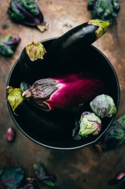 Kırmızı lahana, patlıcan ve Brüksel lahanası metal bir arka plan üzerinde yaprakları ile