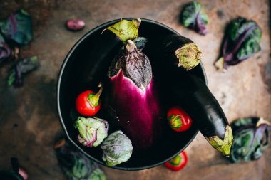 Kırmızı lahana, patlıcan ve Brüksel lahanası metal bir arka plan üzerinde yaprakları ile