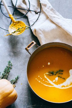  gri arka plan en iyi görünümünün balkabağı çorbası 