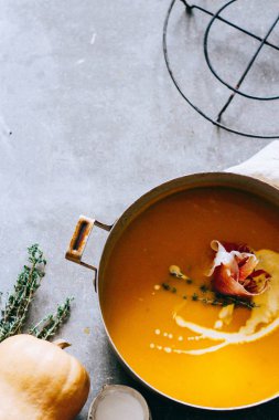  gri arka plan en iyi görünümünün balkabağı çorbası 