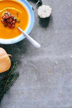  gri arka plan en iyi görünümünün balkabağı çorbası 