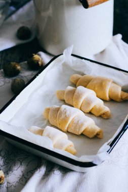 Ev yapımı puf böreği tepsi, yumurta ile yağlanmış fırın üzerinde gelen ay çöreği