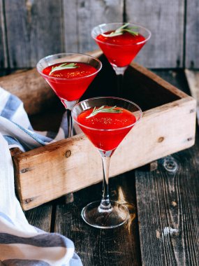 Bir bardak kırmızı kuş üzümü jöle. Martini gözlük içmek