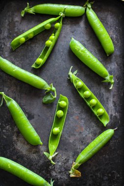 pods bezelye metal bir arka plan üzerinde