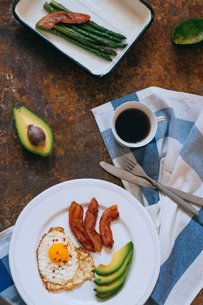 Plat Leggen Ontbijt Met Koffie Avocado Asperges Spek Bekijken Van — Stockfoto