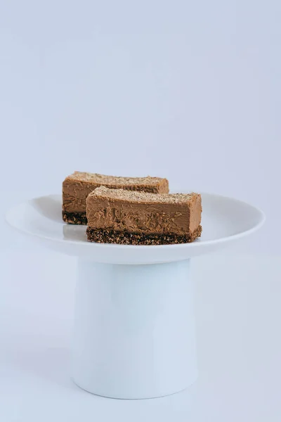 Dolce Crudo Cioccolato Mousse Una Base Noce Una Bancarella Torta — Foto Stock