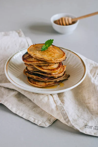Pancake Pisang Dengan Madu Dan Mint Madu Dipper Pada Latar — Stok Foto
