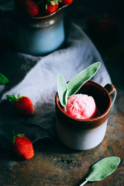 Gelato Alla Fragola Tazza Con Bacche Fresche — Foto Stock