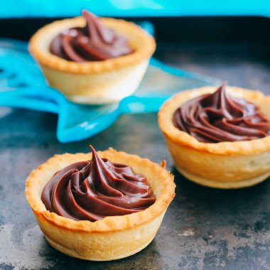 Kırmızı tartlets kısa pasta çikolata ganache metal bir tepsi ile yapılmış