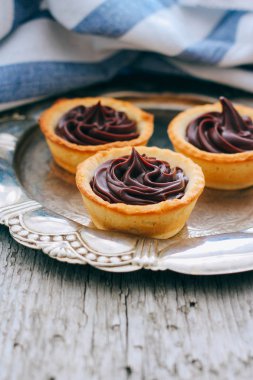 Kırmızı tartlets kek çikolata ganache gümüş bir tepsi ile yapılmış