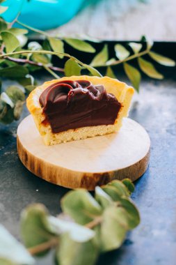 Kek çikolata ganache ahşap stili ile yapılmış tartı dilimlenmiş