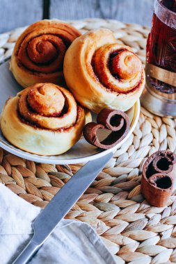 Sabah kahvaltı, tatlı çörek cinnaon çayla.
