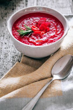 Biberiye, sarımsak ve biber ahşap arka plan üzerinde krem Pancar çorbası