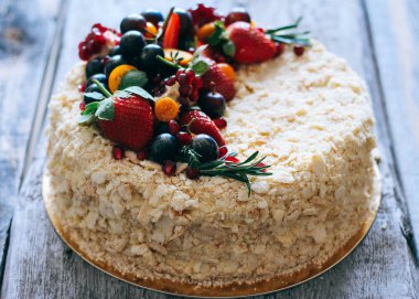 ?ake Napoleon çilek çilek, üzüm, yaban mersini ve physalis ahşap zemin ile dekore edilmiş