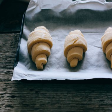 Ev yapımı puf böreği tepsi pişirme üzerinde gelen ay çöreği