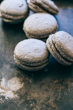 Fransız tatlı. Çikolata ganache ile gri macaron