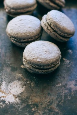 Fransız tatlı. Çikolata ganache ile gri macaron