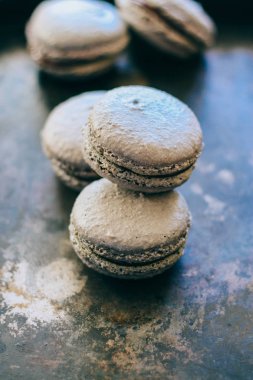 Fransız tatlı. Çikolata ganache ile gri macaron