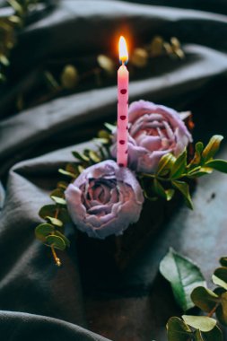 Parça çikolatalı Doğum günü pastası mor krem gül ve mum