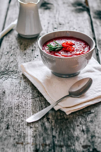Biberiye, sarımsak ve biber ahşap arka plan üzerinde krem Pancar çorbası
