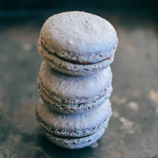 Fransız tatlı. Çikolata ganache ile gri macaron