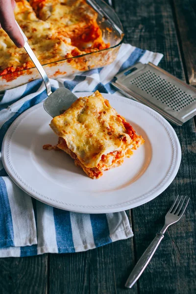 Primo Piano Una Tradizionale Lasagna Base Carne Macinata Salsa Bolognese — Foto Stock