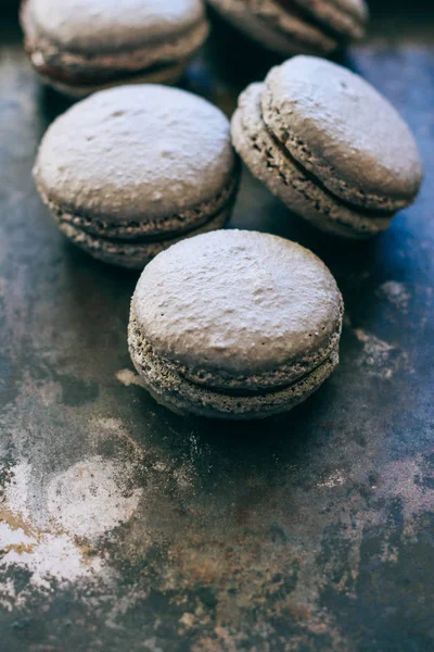 Fransız tatlı. Çikolata ganache ile gri macaron