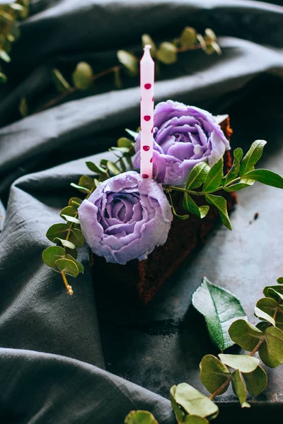 Parça çikolatalı Doğum günü pastası mor krem gül ve mum