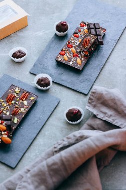 Ham ev yapımı çikolata ve fındık, cranberris siyah arka plan üzerine şeker