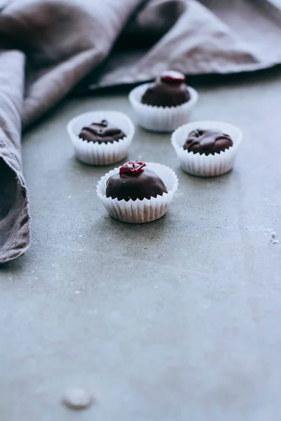 에너지 초콜릿 캔디와 코코아 코코넛 Chia 크랜베리 배경에 초콜릿 플입니다 — 스톡 사진