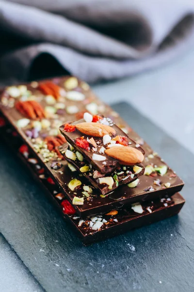 Cioccolato Crudo Fatto Casa Caramelle Con Noci Mirtilli Sfondo Nero — Foto Stock