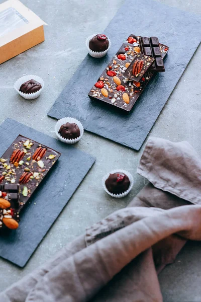 Ham ev yapımı çikolata ve fındık, cranberris siyah arka plan üzerine şeker