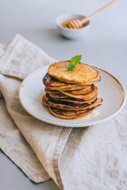 Ceviz ve sedir fındık, tatlım ve nane, bal ayı beyaz zemin üzerine muz krep. Sabah kahvaltı