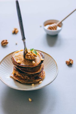 Ceviz ve sedir fındık, tatlım ve nane, bal ayı beyaz zemin üzerine muz krep. Sabah kahvaltı