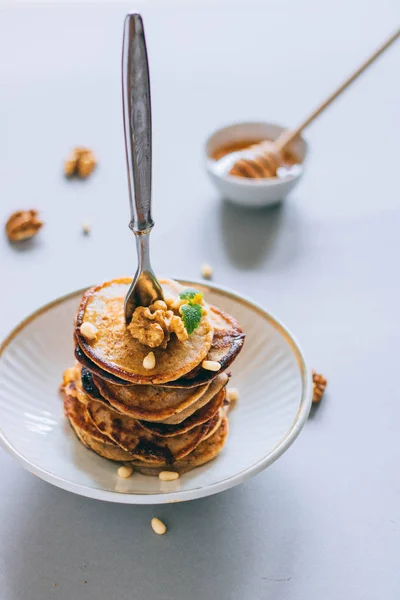 Pancake Pisang Dengan Kacang Kenari Dan Kacang Aras Madu Dan — Stok Foto