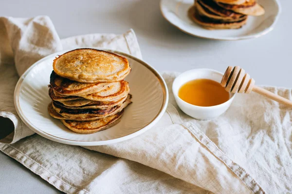 Pisang Pancake Dengan Madu Madu Celup Pada Latar Belakang Putih — Stok Foto