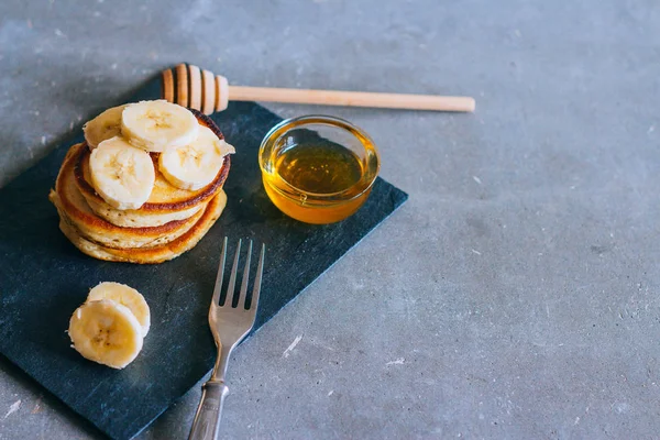 Leckere Pfannkuchen Mit Banane Und Honig Zum Frühstück — Stockfoto