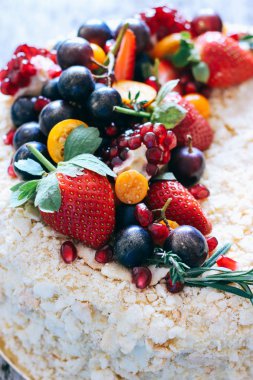 Çilek, üzüm, yaban mersini ve physalis ahşap zemin ile dekore kek Napoleon