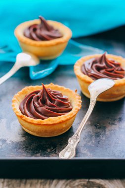 Kırmızı tartlets kısa pasta çikolata ganache metal bir tepsi ile yapılmış