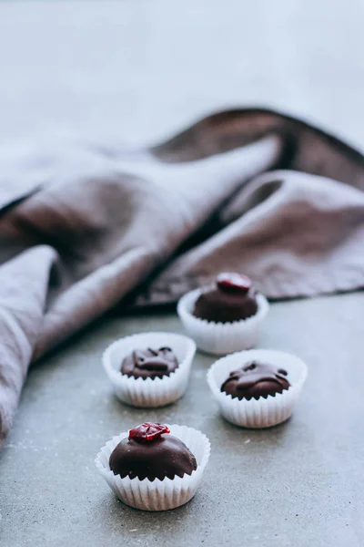 에너지 초콜릿 캔디와 코코아 코코넛 Chia 크랜베리 배경에 초콜릿 — 스톡 사진