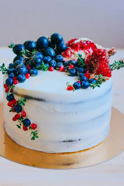 Bolo Chocolate Com Creme Branco Decorado Com Romã Mirtilos Uvas — Fotografia de Stock