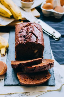 Çikolatalı muzlu ekmek. Sabah kahvaltı kahve ve kek ile.