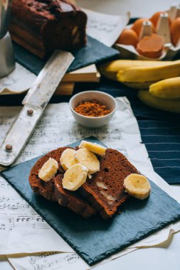 Çikolatalı muzlu ekmek muz ve kahvaltı için fındık ile siyah mazisi üzerinde.