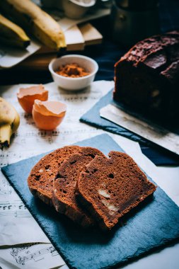 Çikolatalı muzlu ekmek. Sabah kahvaltı kahve ve kek ile.