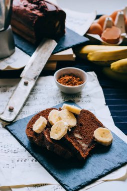 Çikolatalı muzlu ekmek muz ve kahvaltı için fındık ile siyah mazisi üzerinde.