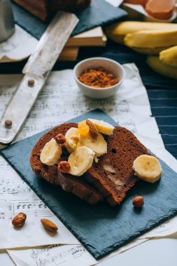 Çikolatalı muzlu ekmek muz ve kahvaltı için fındık ile siyah mazisi üzerinde.