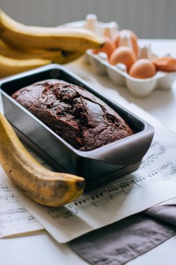 Çikolatalı muzlu ekmek. Sabah kahvaltı kahve ve kek ile.
