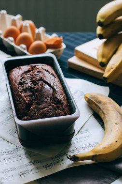 Çikolatalı muzlu ekmek. Sabah kahvaltı kahve ve kek ile.