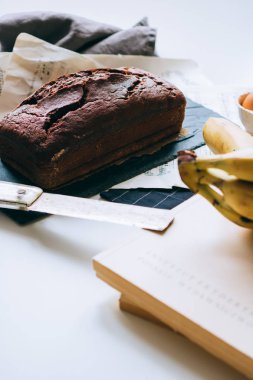 Çikolatalı muzlu ekmek. Sabah kahvaltı kahve ve kek ile.